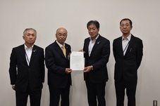 那須南農業協同組合の中山代表理事組合長(右から２番目)