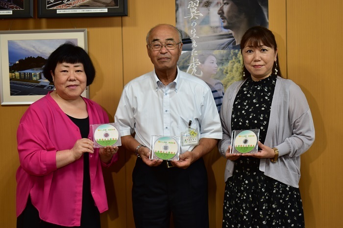 右から羽石さん、福島町長、石井さん