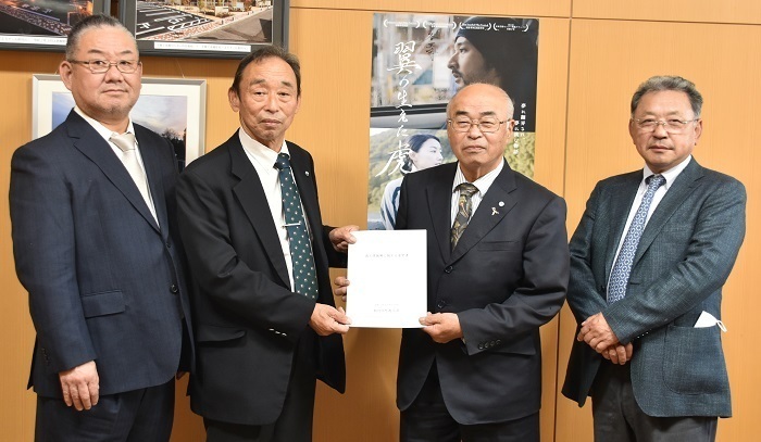 左から小高副会長、薄井会長、福島町長、益子副会長