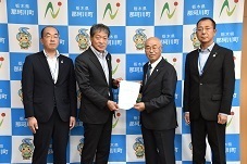 那須南農業協同組合の中山正樹代表理事組合長(左から２番目)
