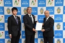 那須南森林組合の藤田悦男代表理事組合長(中央)