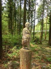 ４年前の立木の彫刻